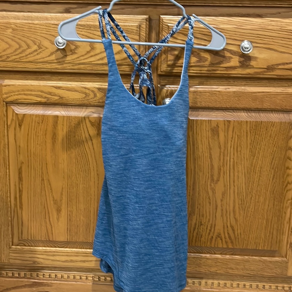 Lululemon tank with built in bra size 6, excellent condition